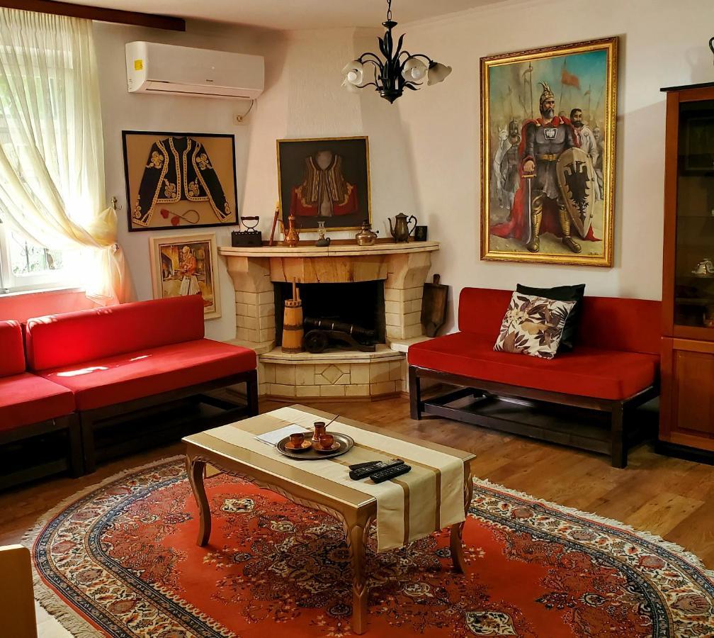 Unique Traditional House, Hosted By J&G ティラナ エクステリア 写真