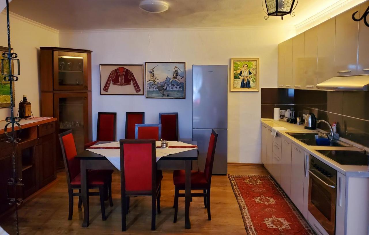 Unique Traditional House, Hosted By J&G ティラナ エクステリア 写真