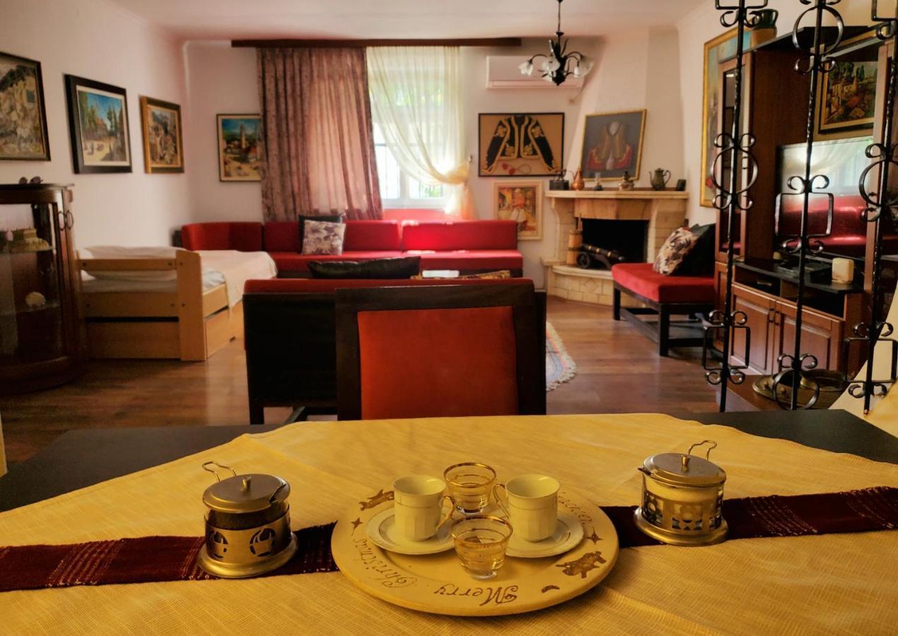 Unique Traditional House, Hosted By J&G ティラナ エクステリア 写真