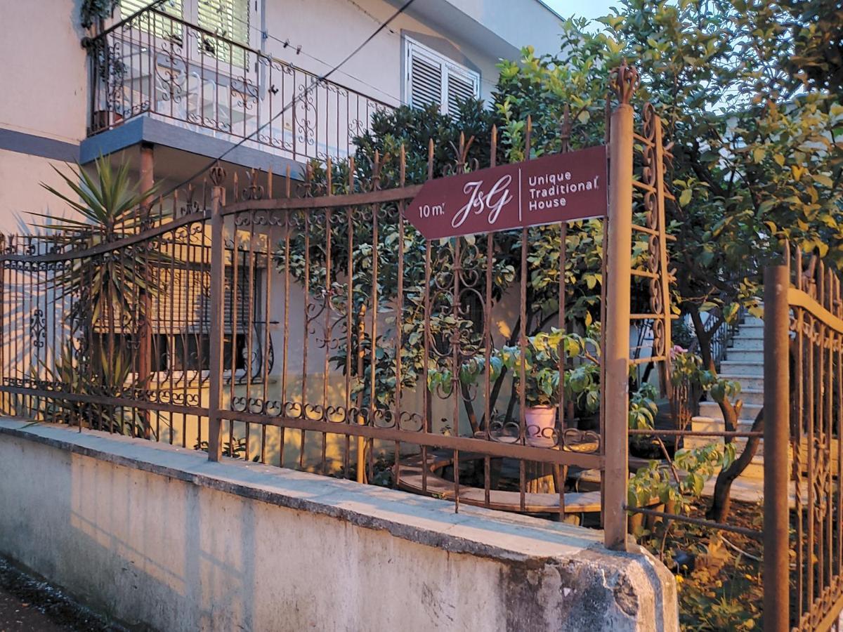 Unique Traditional House, Hosted By J&G ティラナ エクステリア 写真